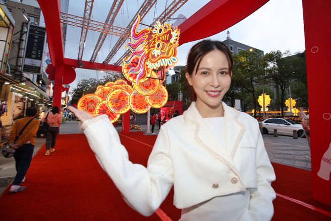 2024台北燈節2日舉行「龍躍光城」 點亮光廊及九小龍亮相記者會，有民眾帶著毛小孩與「暢享魔力瞬間」合影留念。（杜宜諳攝）