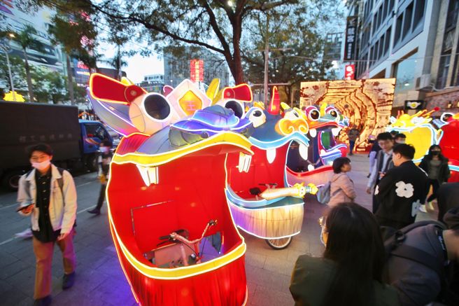 2024台北燈節2日舉行「龍躍光城」 點亮光廊及九小龍亮相記者會，有民眾帶著毛小孩與「暢享魔力瞬間」合影留念。（杜宜諳攝）