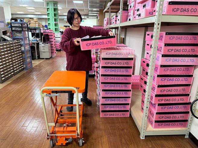 桃竹苗分署輔導企業運用「中高齡者職務再設計」，以油壓升降台車作為產品暫放平台，減輕中高齡員工負重壓力。（桃竹苗分署提供／蔡明亘桃園傳真）