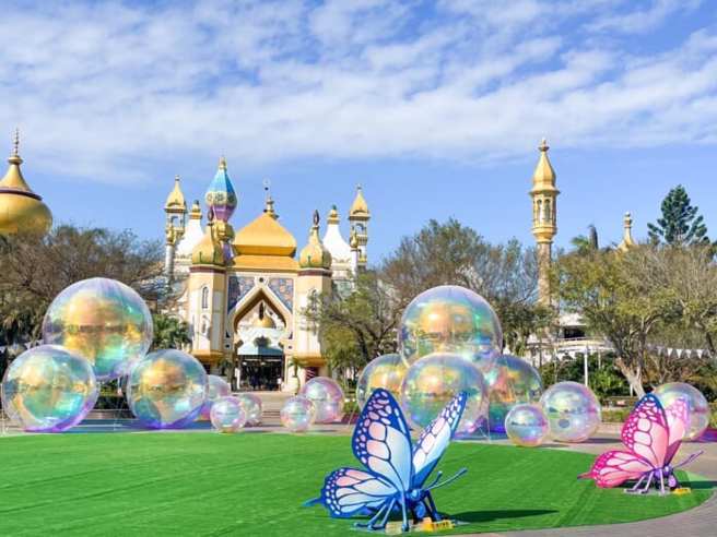 六福村主题游乐园推出主题庆典｢马戏奇幻乐园」活动，有网美必拍的唯美奇幻巨型泡泡球。（六福 旅游集团提供）