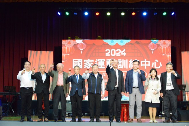国训中心董事长林腾蛟(右四)跟理监事们跟大家拜早年。(国训中心提供)