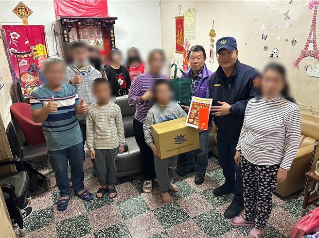 桃园市平镇区龙冈派出所结合里办公处、慈善机构及善心人士，送物资关怀弱势与独居长者。（翻摄照片／蔡明亘桃园传真）