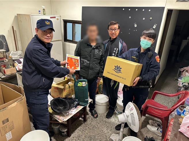 桃园市平镇区龙冈派出所结合里办公处、慈善机构及善心人士，送物资关怀弱势与独居长者。（翻摄照片／蔡明亘桃园传真）