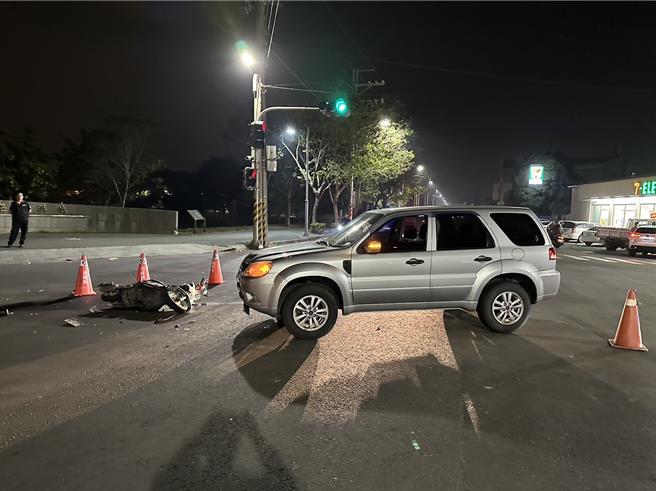 高雄市24歲邱姓女子日前晚間騎機車行經岡山區仁壽路與國軒路口時，遭到直行疑似闖紅燈的自小貨車碰撞，邱女當場倒地頭部重傷，經轉送到長庚醫院救治，昨天下午因傷重宣告不治。（高雄市警方提供／林雅惠傳真）
