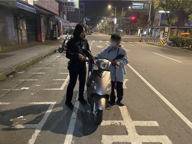 桃園市中壢警方1日深夜協助老婦人找到忘記停在哪的機車。（翻攝照片／蔡明亘桃園傳真）