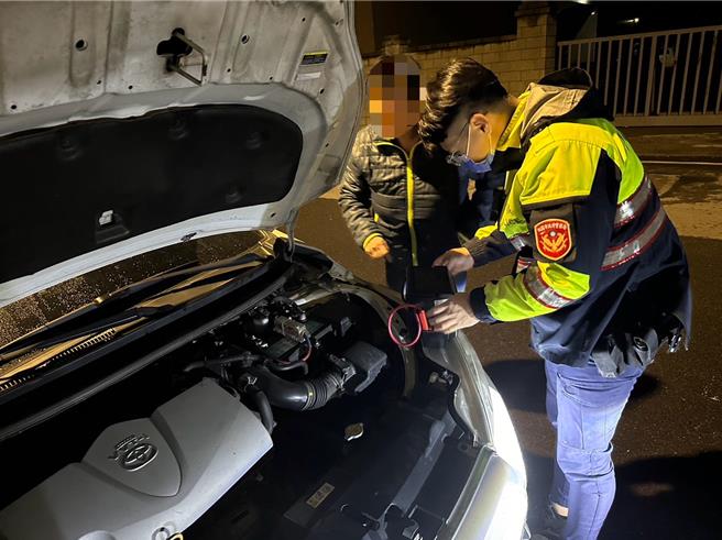桃園市楊梅警方1日深夜協助汽車拋錨的老婦人。（翻攝照片／蔡明亘桃園傳真）