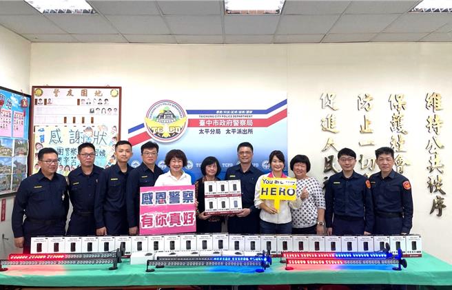 台中業者林雪娥有感警消人員工作辛勞、危險，在台中市議員黃佳恬及前市議員李麗華的牽線下，2日捐贈27組穿戴式微型密錄器、12組充電式活動長排警示燈，助員警應勤裝備更完善並提升執勤安全。（台中市議員黃佳恬提供／潘虹恩台中傳真）