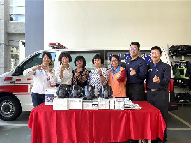 台中業者林雪娥有感警消人員工作辛勞、危險，在台中市議員黃佳恬及前市議員李麗華的牽線下，2日捐贈30組3M防毒面具及相關配備，助消防人員在應勤裝備上更加完善並提升執勤安全。（台中市議員黃佳恬提供／潘虹恩台中傳真）