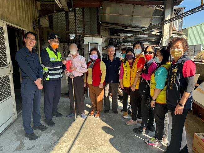 前國大代表蘇秀姃響應台中市警察局烏日分局五光派出所發起寒冬送暖活動，1日與警方前往轄內弱勢家庭與獨居長者家中關懷慰問，除贈送泡麵等物資，也送上大紅包，盼助弱勢家庭與獨居老人過好年。（前國大代表蘇秀姃提供／潘虹恩台中傳真）