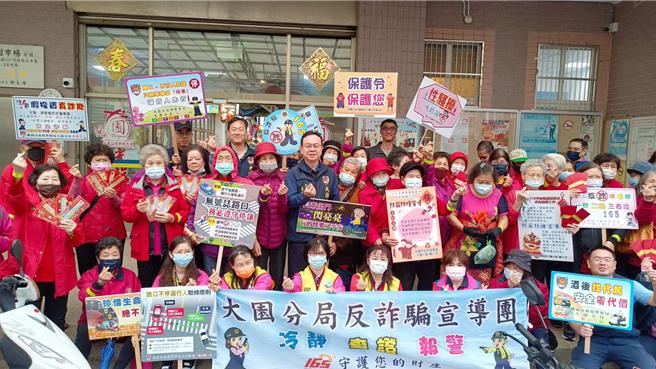 年节将至，桃园市大园警方走入市场加强宣导相关注意事项。（翻摄照片／蔡明亘桃园传真）