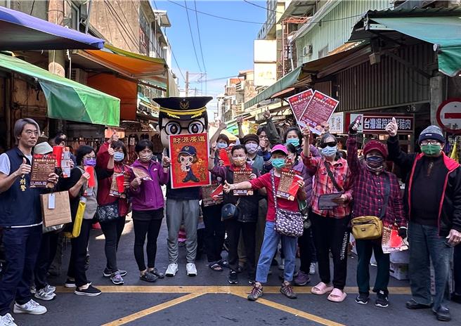 桃园市杨梅警方前进市场宣导过年相关注意事项。（翻摄照片／蔡明亘桃园传真）