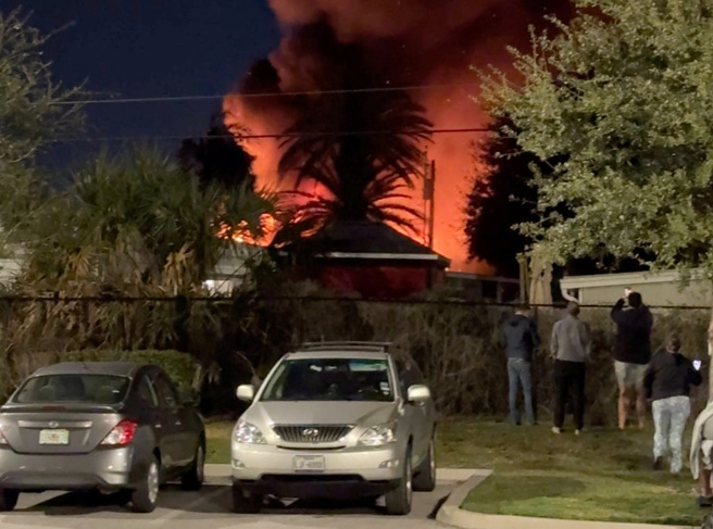 2024年2月1日，一架小型飛機墜毀於美國佛羅裡達州清水市移動房屋園區內，升起滾滾濃煙。（路透社）