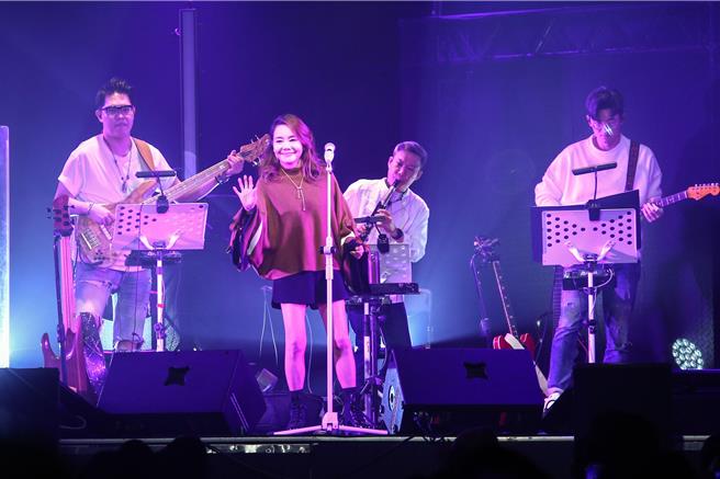 辛曉琪2日在台北Legacy舉辦「療傷那天後」演唱會。（鄧博仁攝）