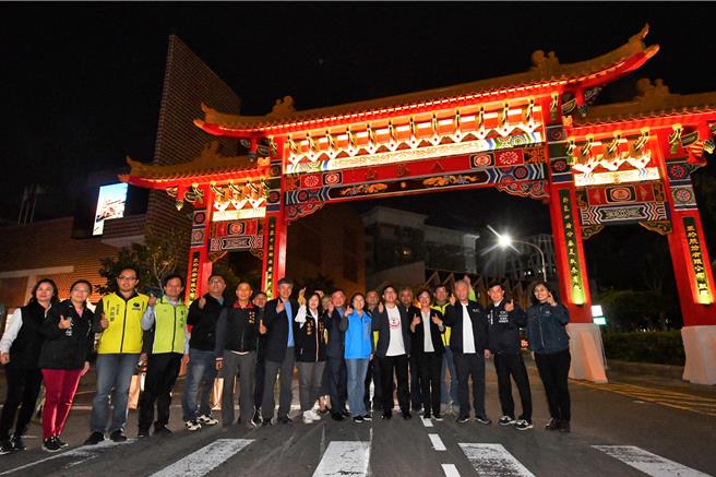 彰化市八卦山牌楼由黑松公司赞助300万元及彰化县政府追加配合135万元，办理修缮工程，于去年6月开工，2日晚间举办竣工典礼。（孙英哲摄）