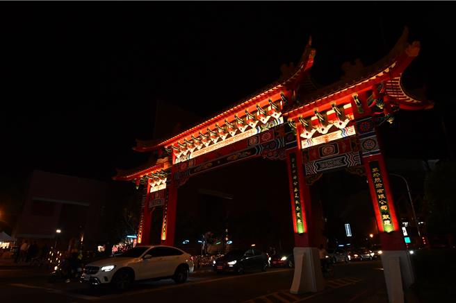 彰化市八卦山牌楼由黑松公司赞助300万元及彰化县政府追加配合135万元，办理修缮工程，于去年6月开工，2日晚间举办竣工典礼。（孙英哲摄）