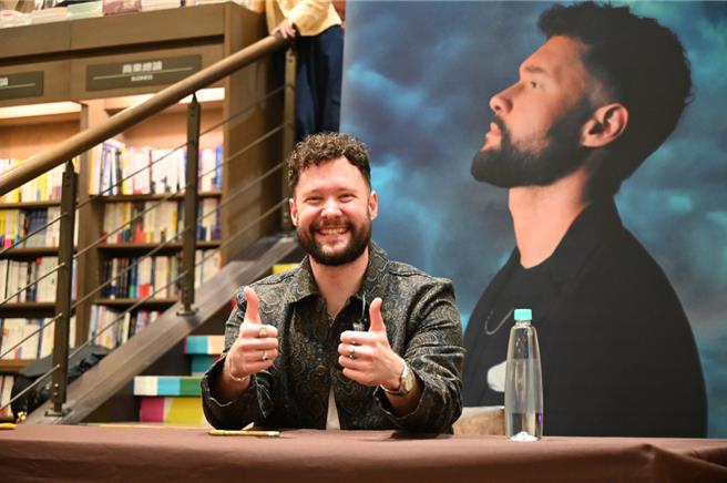 卡倫史考特在高雄大遠百誠品書店舉辦簽唱會。（環球西洋提供）