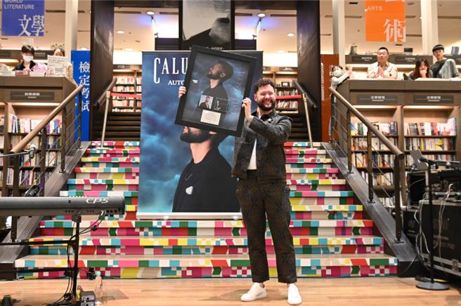 卡倫史考特開心舉起白金唱片獎牌。（環球西洋提供）