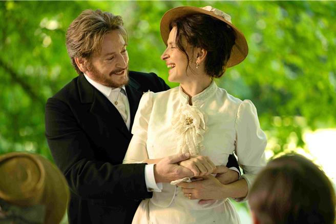 茱丽叶毕诺许（右）和班诺马吉梅在《火上锅》浓情密意让观眾观眾看得如痴如醉。（海鹏影业提供）