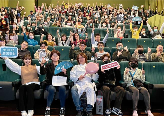 导演赖孟杰（中）与「台中影视发展基金会」副执行长周厚君（左二）及同仁赏味《火上锅》，与现场热情观眾合影。（海鹏影业提供）