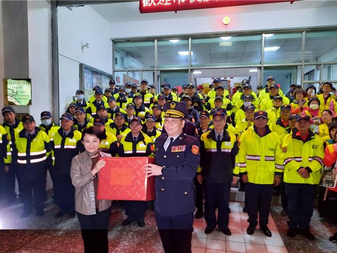 台中市長盧秀燕與議長張清照2日到清水警分局慰勞員警，感謝警方為台中市拚治安的付出。（照片由警方提供）