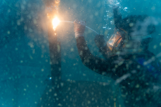 2023年3月2日，韩国海军士官，在泰国举行的「金色眼镜蛇」训练演习中练习水下切割资料照。（DVIDS）