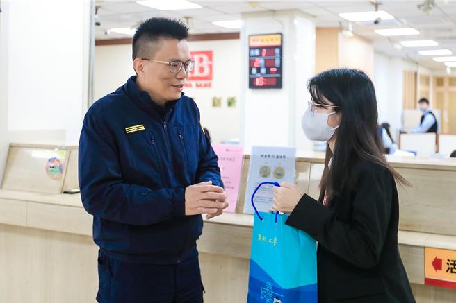 新北市瑞芳警分局感謝陳姓女行員機警報警、守住老翁血汗錢，特地於1日到銀行，由分局長陳建龍頒贈紀念品。（警方提供）