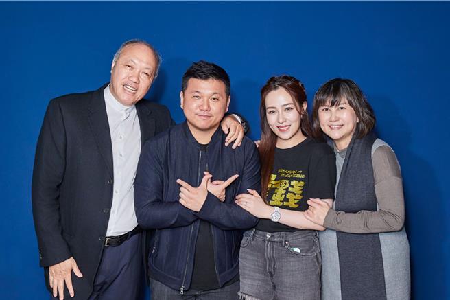 导演王鼎霖（左二）开心与制作人爸爸王钧（左一）和资深经纪人妈妈丘秀珠（右一）和星妻丁巧唯合影。（捷星传播提供）