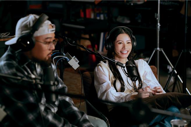 美丽本人（左）邀请李千娜合唱新曲。（我的檔期提供）