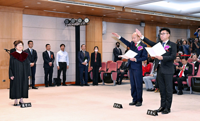 立法院第11届立委1日报到宣誓就职，国民党推出的国会正副龙头人选韩国瑜（右二）、江启臣（右一），在蓝营票票入匦的情况下，分别顺利当选立法院长、副院长，两人在大法官杨惠钦（左一）的监誓下宣誓就任。（立法院记者联谊会提供）