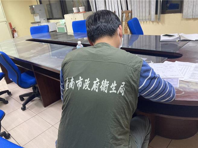 南市衛生局連夜連夜清查台糖公司20多處銷售通路及供貨據點，並請業者全面回收下架產品。(台南市衛生局提供／曹婷婷台南傳真)