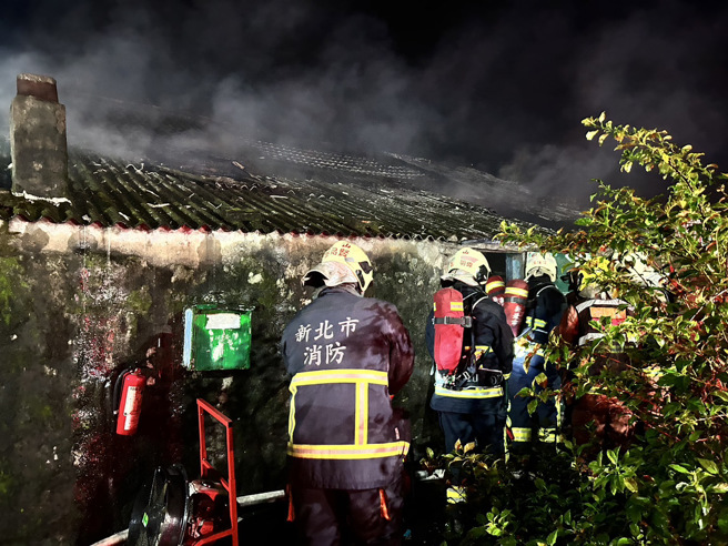 今2日晚间21时55分许，新北市金山三界坛路97巷发生一起火警。（翻摄画面）