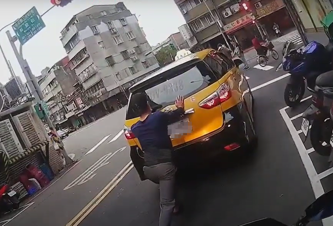 有骑士发现1位运将在红灯前「推车」，没想到，真相曝光网友全部都傻眼了。（ 图／ 翻摄自「WoWtchout-地图型行车影像分享平台」）