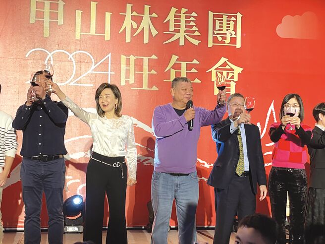 爱山林建设董事长祝文宇（中）、夫人张瀛珠（左二）1日在集团旺年会联袂同台，祝文宇在致词时表示，去年大丰收，2024年销售成绩自许超越2023年。图／蔡惠芳
