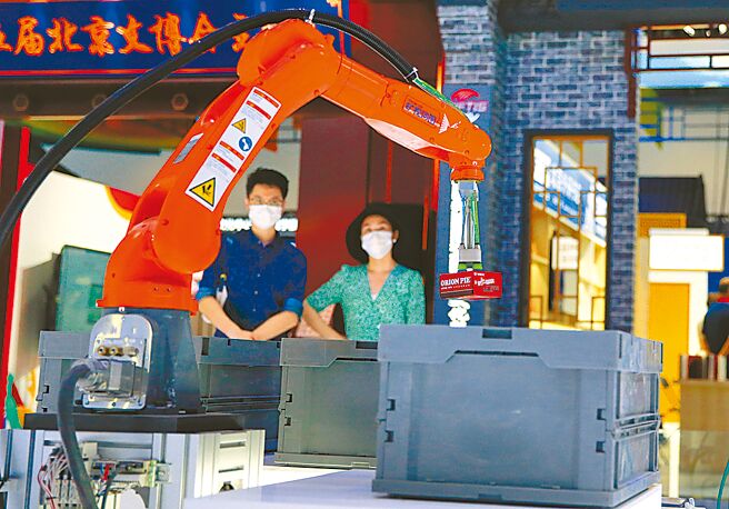 美国五角大厦更新中国军工企业名单，新增长江存储等十多家陆企，图为旷视科技展出智能机械臂的画面。图／中新社