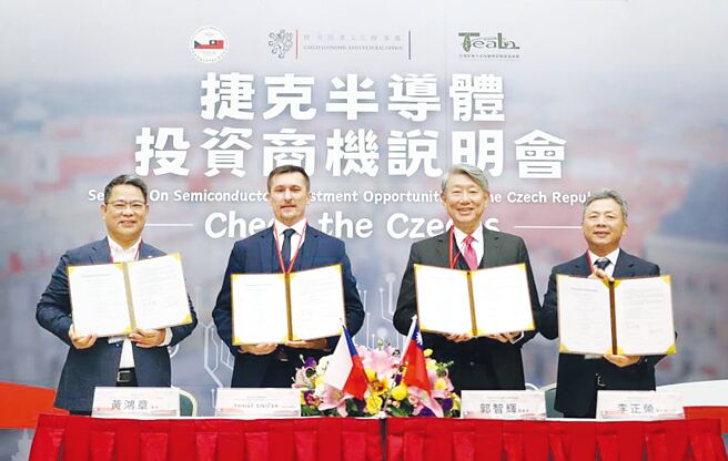 崇越科技携手新东向联盟，与捷克产业代表签署合作备忘录。崇越科技李正荣执行长（右起）、台湾新东向全球产学研联盟协进会理事长郭智辉、捷克国家半导体集群代表、捷克台湾商会会长黄鸿章。图／崇越科技