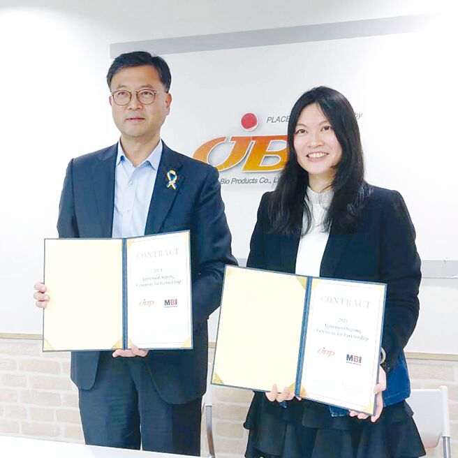 和康生總經理陳敬亭（右）與JBP執行長Hong Seok Lim（左）在東京簽署合作協議。圖／業者提供