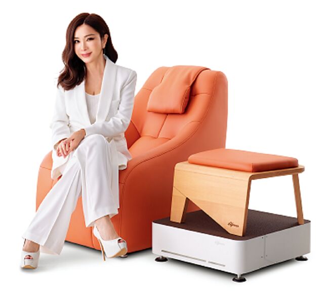 bgreen年度新品「智慧運動養生椅BR1 2024年式」腳凳兼具變身設計，妝點新家設計感十足，過年期間全家團聚一起輕鬆入寶座運動養生。圖／bgreen提供