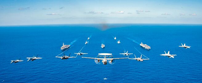 美国海军太平洋舰队「卡尔文森号」及「罗斯福号」航空母舰打击群和日本海上自卫队在菲律宾海域进行大型联合军演。（摘自美国海军太平洋舰队官网）