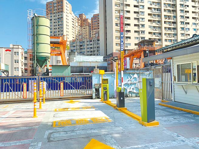 永和區永平國小校門口有35個教職員停車位，校方外包給業者經營月租及臨停，因家長反彈，擔心有安全疑慮，校方緊急喊卡，取消臨停規畫。（家長提供／高鈞麟新北傳真）