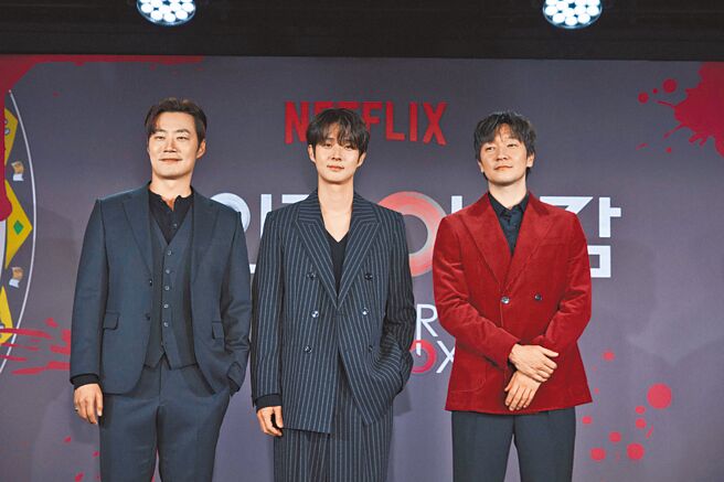 孫錫求（右起）、崔宇植、李熹峻1日出席《殺人者的難堪》記者會。（Netflix提供）