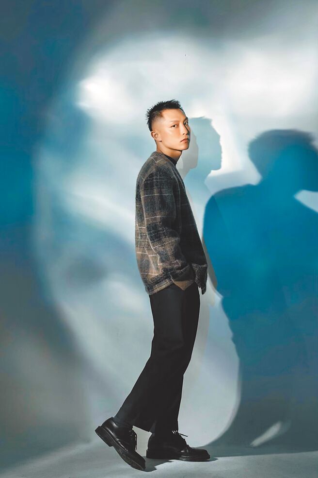肯邓Ken Deng去年推出首张创作专辑《偷爱总动员》。（摄影／石智中‧服装／ALLSAINTS）