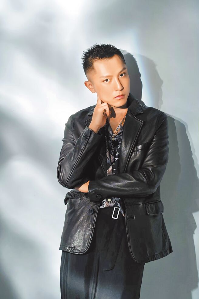肯邓Ken Deng的歌声有着独特的松弛魅力，私下的他散发调皮的大男孩气质。（摄影／石智中‧服装／ALLSAINTS）