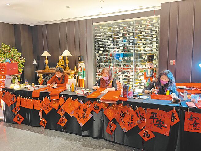 即将迎来农历年，台北国宾饭店将于2月6日至9日举办「金笔挥毫春联义卖」活动，特邀多位当代女书法家在现场即兴创作书写春联（见图）。此外，国宾也将捐赠同等金额，为罕见疾病患者献上关怀。（台北国宾大饭店提供）