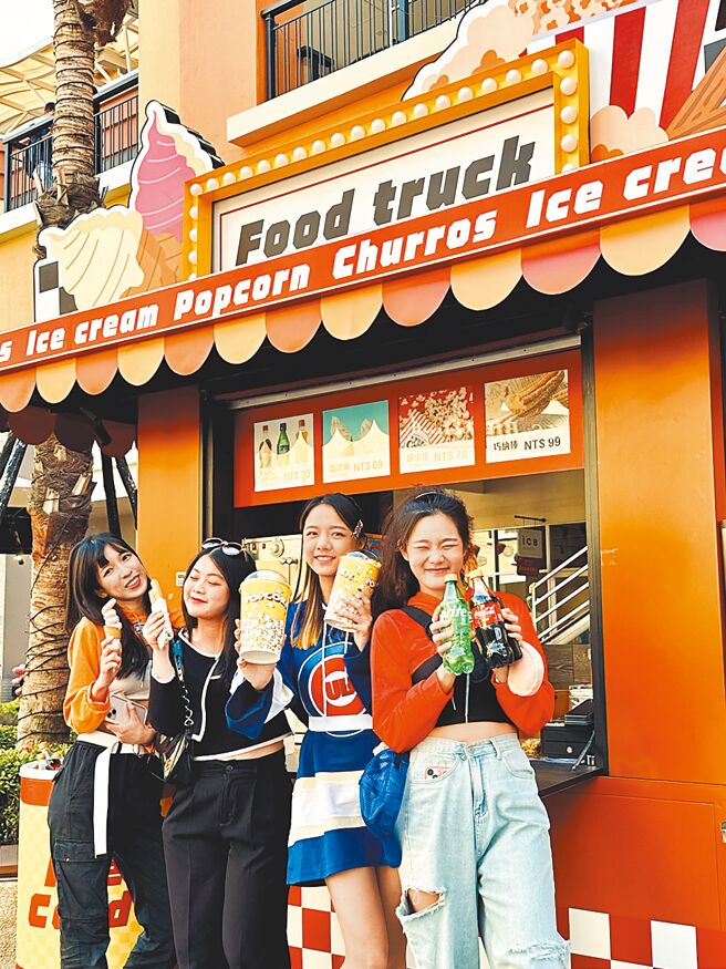 SKM Park Outlets高雄草衙铃鹿赛道乐园，推出全新快餐车，2月1日至2月4日优惠，草莓霜淇淋＋巧纳棒享129元组合价。（SKM Park Outlets提供）