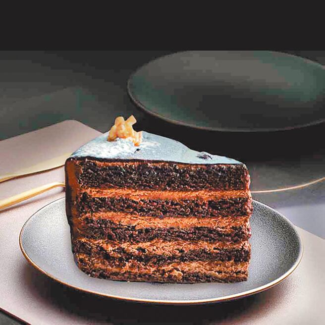 SKM Park Outlets高雄草衙异国料理阳光皇后，消费两份主餐赠黑恶魔巧克力蛋糕。（SKM Park Outlets提供）