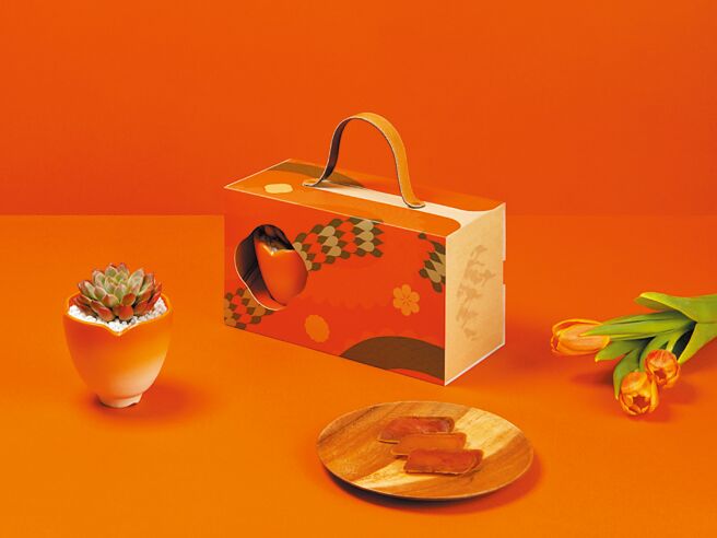 有肉×海涛客2024龙年独家植栽礼盒「龙曜丰年」，内含橘色渐层多肉植栽1盆、一口吃乌鱼子10片，1590元。（有肉提供）