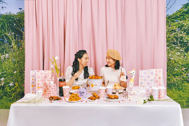 速食品牌頂呱呱龍年攜台灣品牌「印花樂inBlooom」推限定海棠聯名周邊（見圖），2月1日起消費滿179元即可加購，最低加99元即可入手。（頂呱呱提供）