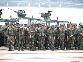 情侶夜遊公墓「直擊阿飄」 真相卻與特戰兵有關