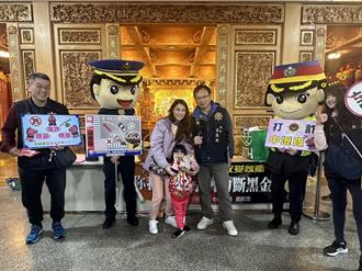 中壢警送「三防小恐龍」紅包袋 教防詐、防竊及防搶