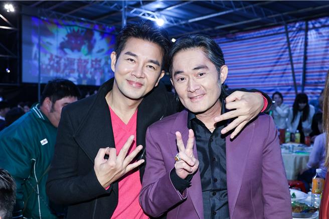 江国宾（右）、谢承均剧中饰演父子，戏外也有深厚情谊。（罗永铭摄）